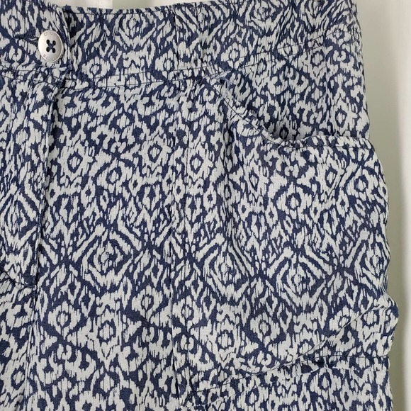Chico's Crop Blue pattern Size 1/ M - Picture 3 of 5